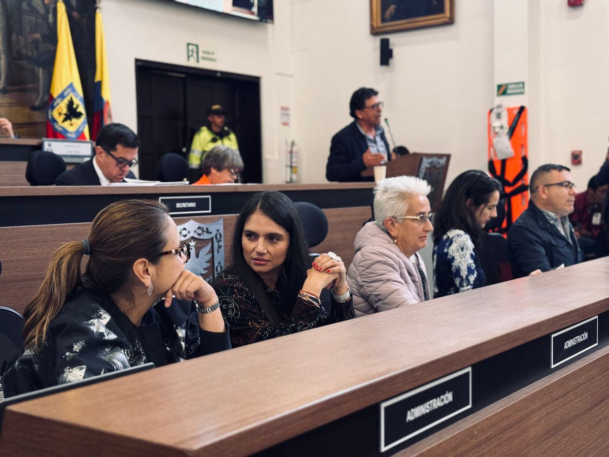 BomberosBogota's tweet photo. Nuestra directora Paula Ximena Henao, participa en debate de control político en el Concejo de Bogotá, para dar a conocer el detalle de las acciones adelantadas por durante la emergencia forestal en los cerros, por el #fenómenodeElNiño, en materia de prevención y de respuesta. https://t.co/3ZCnKcuI60