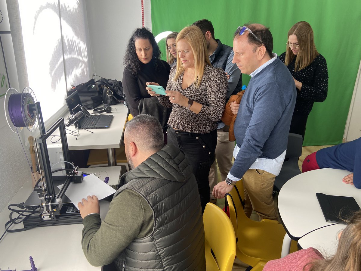 mcarmenmm's tweet photo. Hoy primera visita dentro del Proyecto de Comunidad de Innovación Digital al @ceip_virgen junto con @MurciaSanPablo @CPEIBasBellvis @DigitalProf_RM @CPRRegionMurcia @sifopcarm @ProgramasRM @Educarm https://t.co/RexCb0XzQy