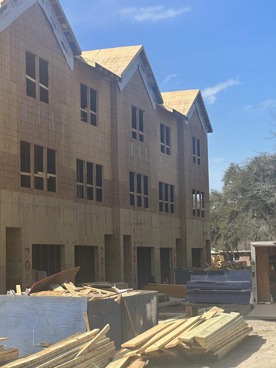 CSQalts's tweet image. The Sanderling Townhomes at Maybank on John&apos;s Island, SC are moving along as planned. The 56-unit project is on schedule for an expected Oct 1 completion. View some recent pictures here. #SouthCarolina #RealEstate