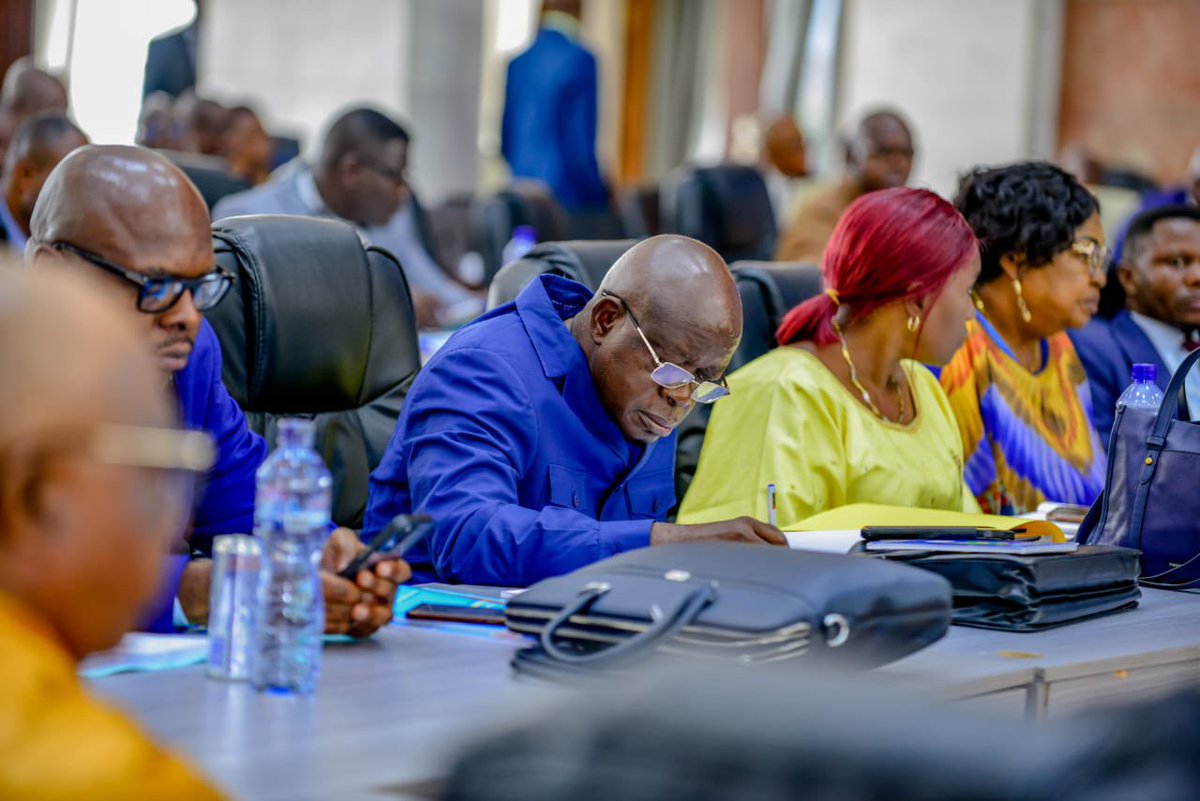 #PalaisDuPeuple | L’Honorable Député Jacques Ndjoli prend aujourd’hui les rênes de la commission spéciale R.I à l’@AssembleeNatRDC,définissant ainsi sa mission. Sous la présidence de Christophe Mboso,la commission œuvre sur le règlement intérieur de la Chambre basse du Parlement.