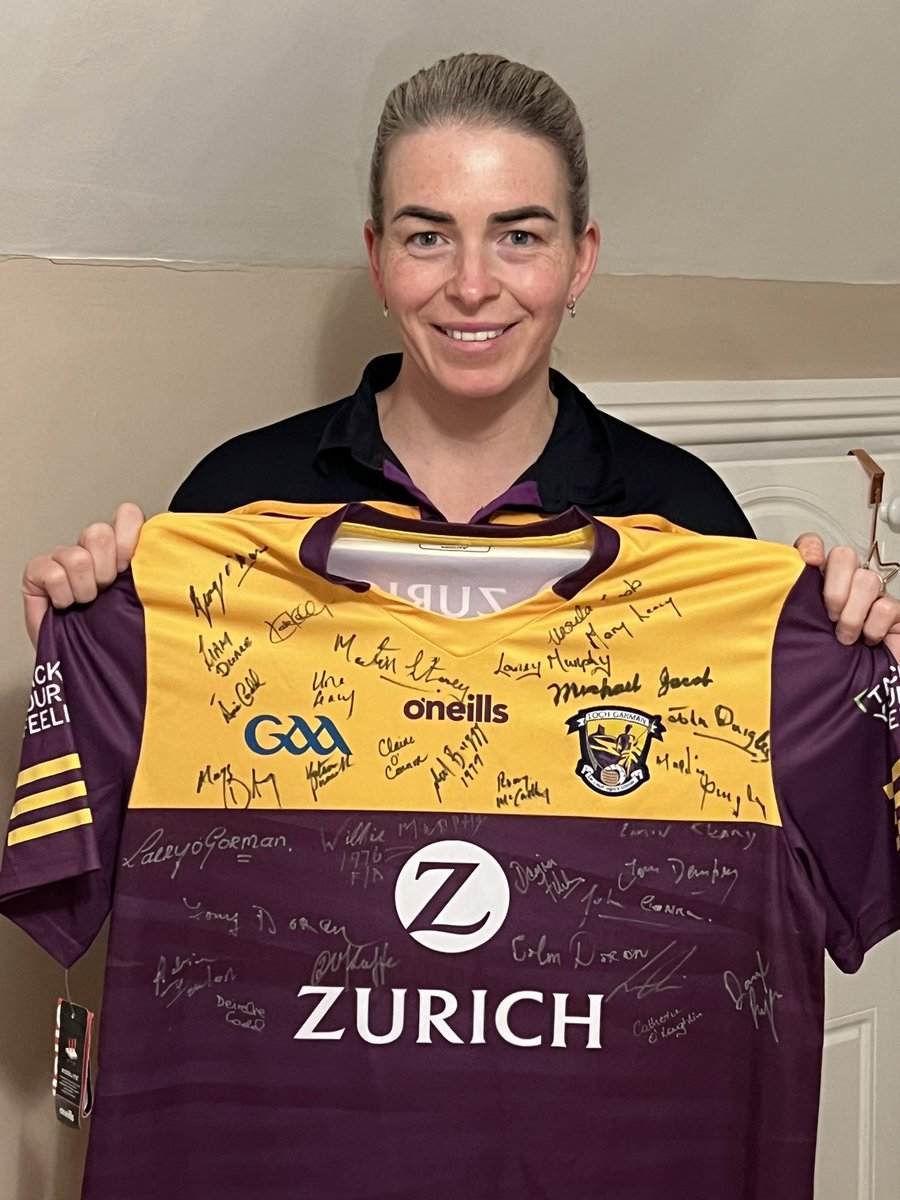 Attention all Wexford GAA fans! This 1 of a kind jersey is going up for auction on 14 March in aid of #ItsGoodToTalk It's unique in that it's signed by all of Wexford camogie & hurling All-Stars & has been kindly donated by @ursulajacob #GreatCause #GreatMemorabilia Pls Support