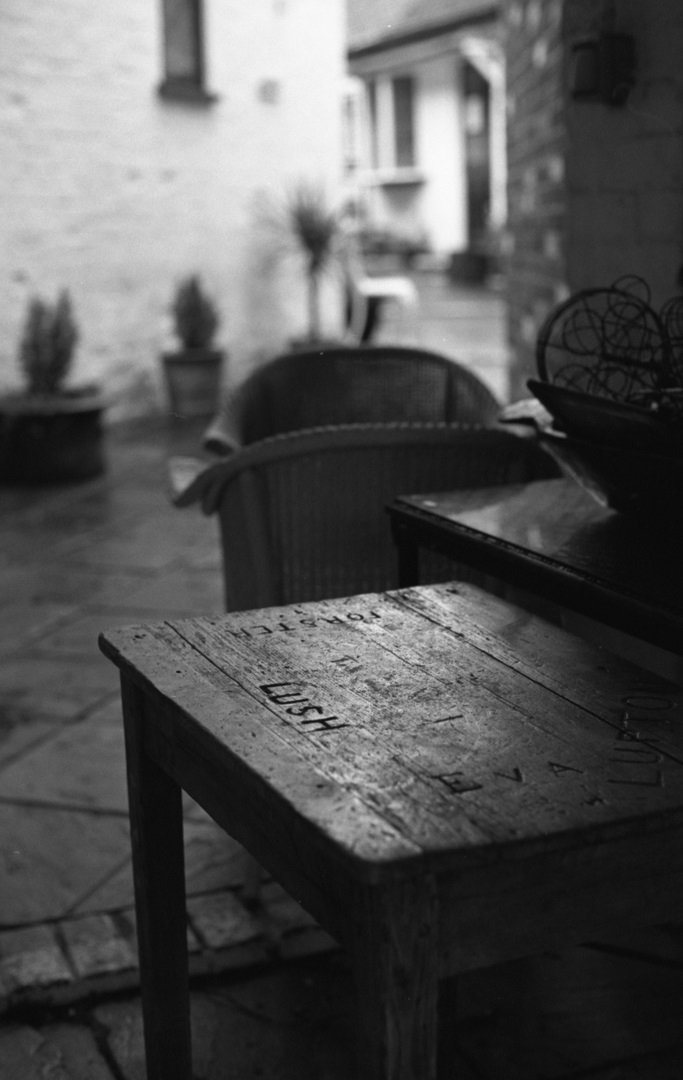 #LUSH love the light on this desk and so nice with #ILFORDPhoto #delta100 
#35mm #pentaxmesuper
#keepfilmalive #shootfilm #blackandwhitefilm #filmphotography #istillshootfilm #issf #ishootfilm #keepfilmalive #believeinfilm