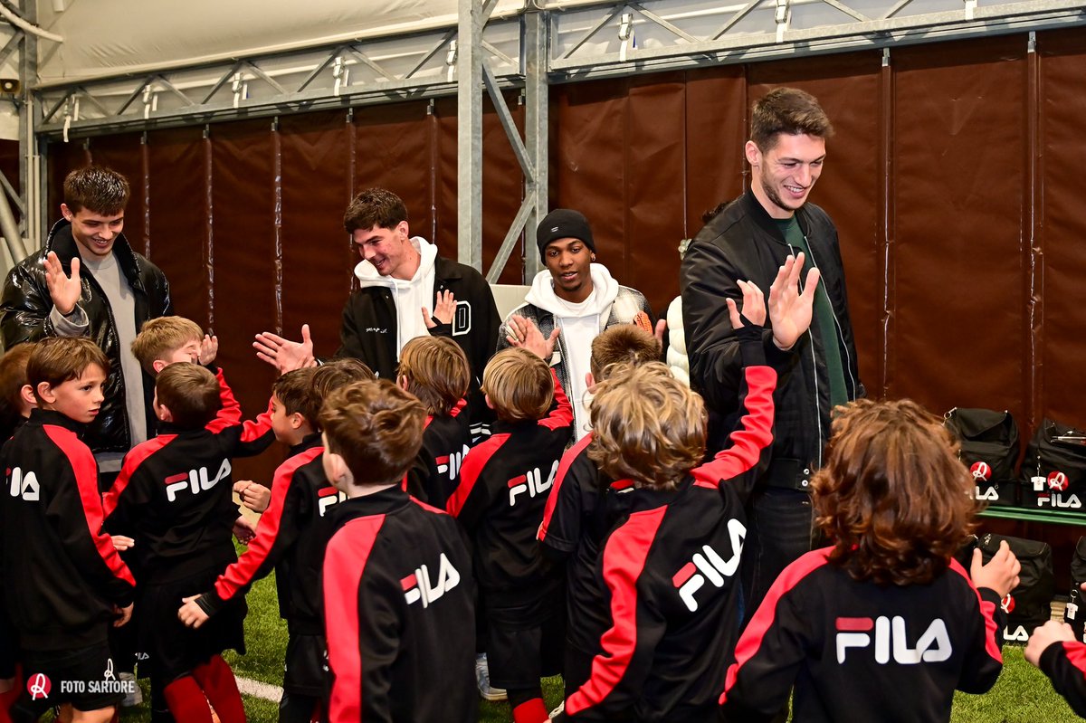 LRVicenza's tweet photo. Visita a sorpresa ai piccoli amici della scuola calcio biancorossa⚽

Confente, Ferrari, Greco, Lattanzio, Tronchin e Sandon sono andati a trovarli, portandogli i nuovi album Panini con la Serie C🔥

#ForzaVicenza #ForzaLane #PaniniWeeks #SerieCNOW https://t.co/ZVgCoIHwGl