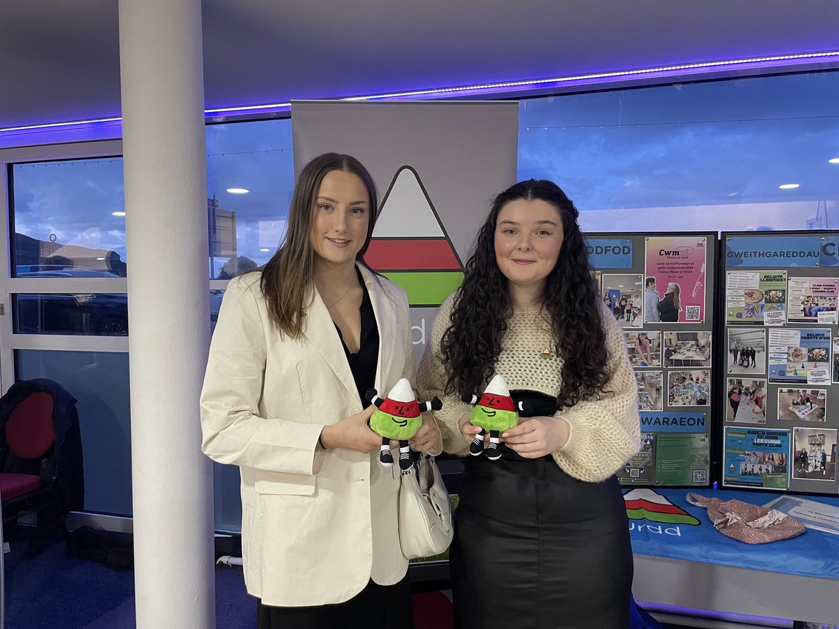 Urdd's tweet photo. Mae criw’r Urdd yn barod am #GwobrauGwaithIeuenctid23 yn Llandudno! ✨

Rydym yn hynod o falch o fod wedi cael ein henwebu mewn dau gategori, a dymunwn phob lwc i bawb heno! 

We’re so honoured to be up for two awards at tonight’s #YouthWorkAwards23 – pob lwc, bawb! https://t.co/dR4L5Pt38x