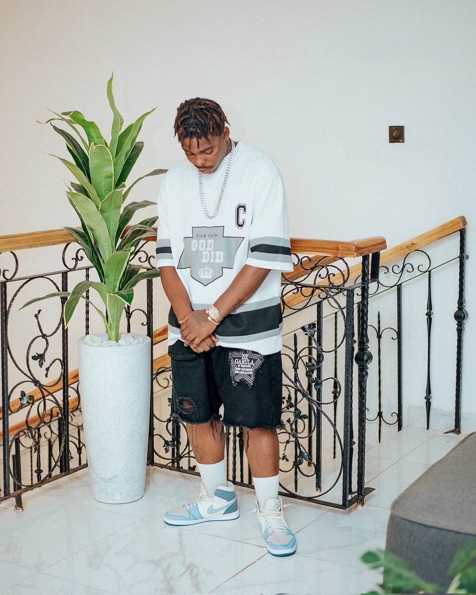 BLACKTOVIBE 💲📷

#thepaparraziofonitsha #fashionblogger #photographylovers #musicindustry