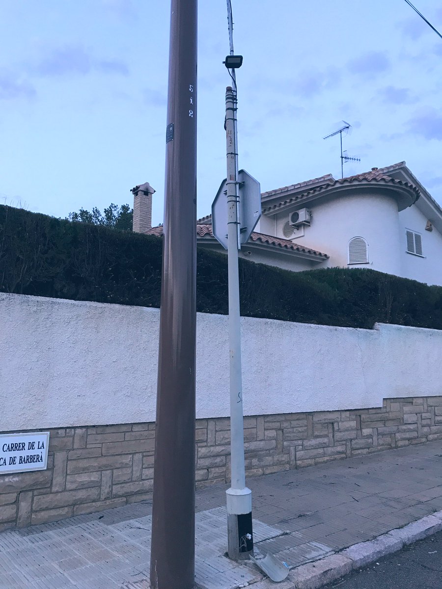 xavirobertmiro's tweet photo. Sembla que l’#agenda2030 ja ha arribat al #Vendrell! La prova pilot per substituir els fanals antics per fanals LED de l’@elvendrell_cat, tot i no ser solar, té connexió aèria amb la resta de la xarxa per fer més difícil el robatori del cablejat. Més sostenibles i més segurs! https://t.co/RItNc5lHBK