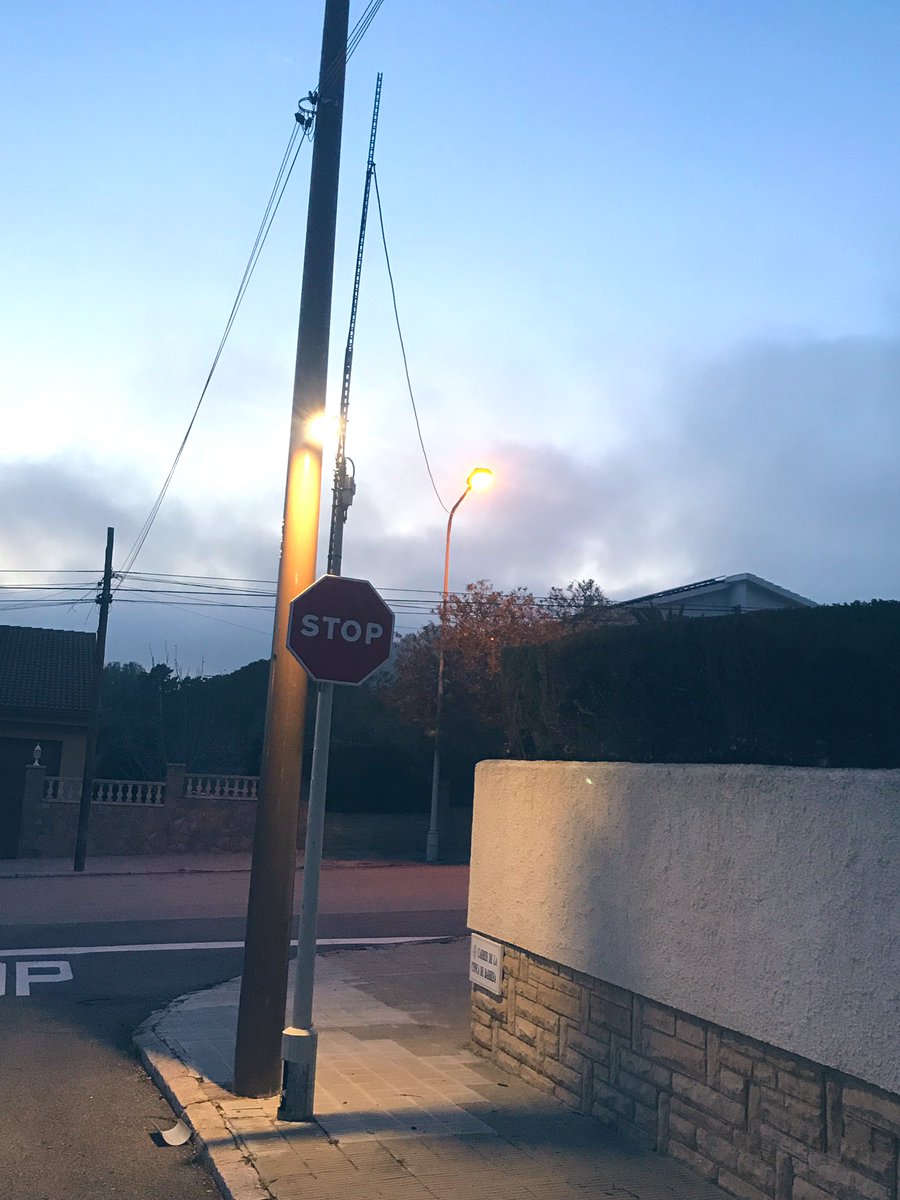 xavirobertmiro's tweet photo. Sembla que l’#agenda2030 ja ha arribat al #Vendrell! La prova pilot per substituir els fanals antics per fanals LED de l’@elvendrell_cat, tot i no ser solar, té connexió aèria amb la resta de la xarxa per fer més difícil el robatori del cablejat. Més sostenibles i més segurs! https://t.co/RItNc5lHBK