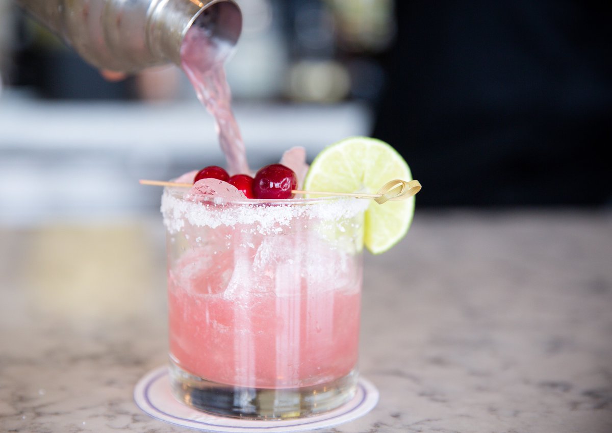 🍹✨ Squeeze the day because it's #NationalMargaritaDay 🎉 Whether you like it on the rocks or blended, salt or no salt, let's raise our glasses to the zesty goodness of this classic cocktail at Davio's! #NationalMargaritaDay #Davios #cocktails #margaritas 🌵