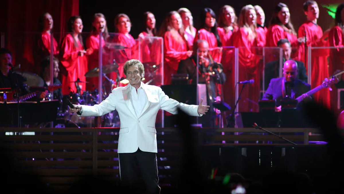 ✨Throwback to when the University of Green Bay Chorale joined Manilow onstage for an eventful evening in 2016! Who’s ready for The Last Concerts in Green Bay and in other select cities this summer? 🎟️ BUY TICKETS NOW: on.barrymanilow.com/trk/manilowthe… #tbt #TheLastConcerts #greenbay