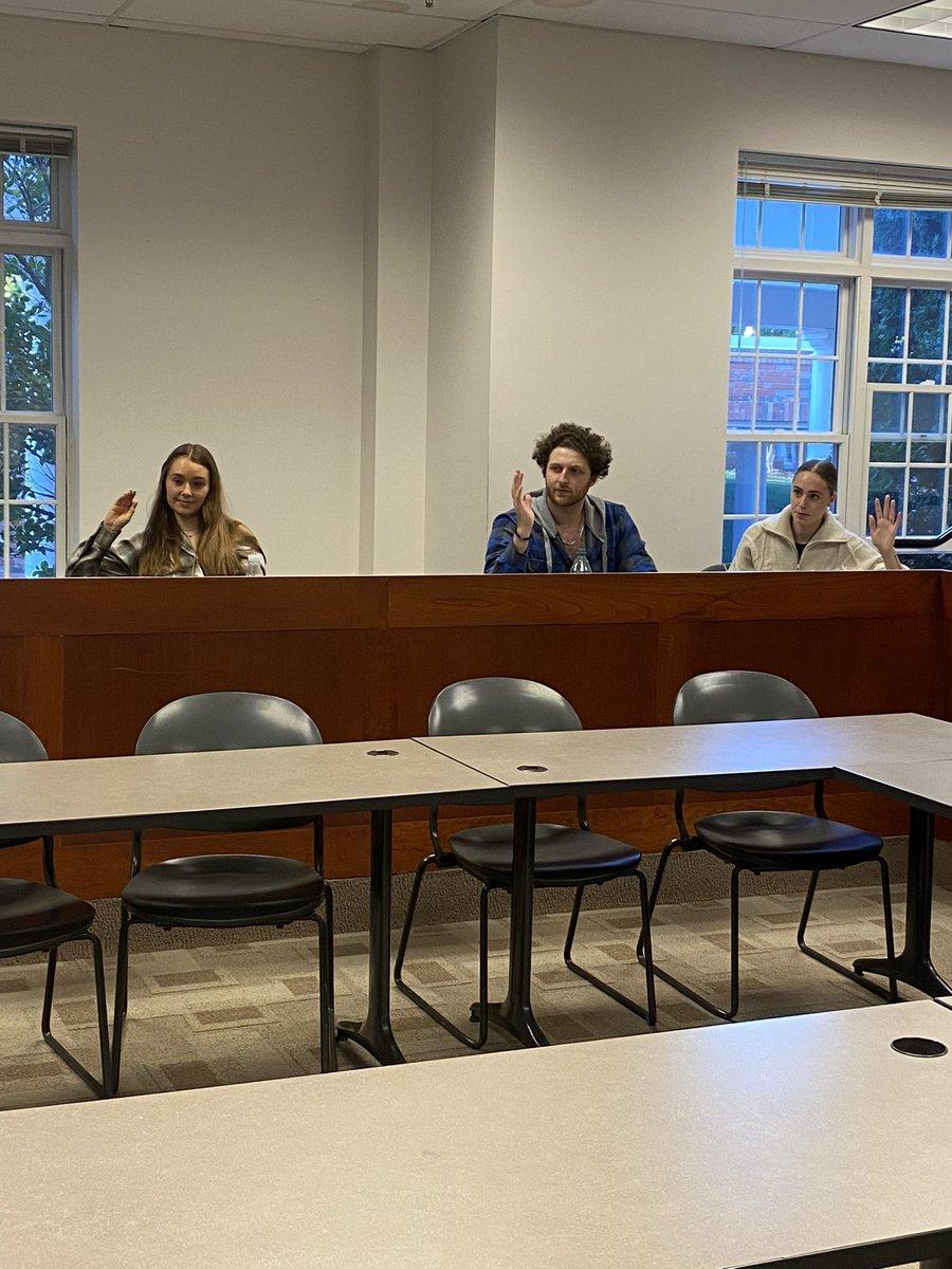 DohertyCenter's tweet image. Innovate your LinkedIn Workshop

In entrepreneurship, a strong network is crucial. It’s not just about knowing people, but about unlocking opportunities. This workshop teaches students the art of innovative networking and how LinkedIn helps build professional connections.