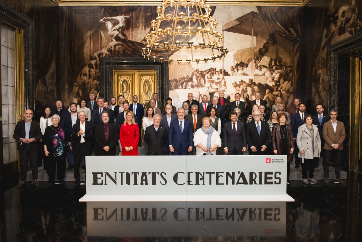 bcn_ajuntament's tweet photo. Distingim les entitats i institucions centenàries de la ciutat.
Lliurem 32 distincions que reconeixen la trajectòria i el vincle amb Barcelona de:
🔹10 entitats educatives
🔹8 de culturals
🔹4 d'esportives
🔹4 agrupacions professionals, entre altres
https://t.co/MzKmEamuI7 https://t.co/YqyVRH5Fej