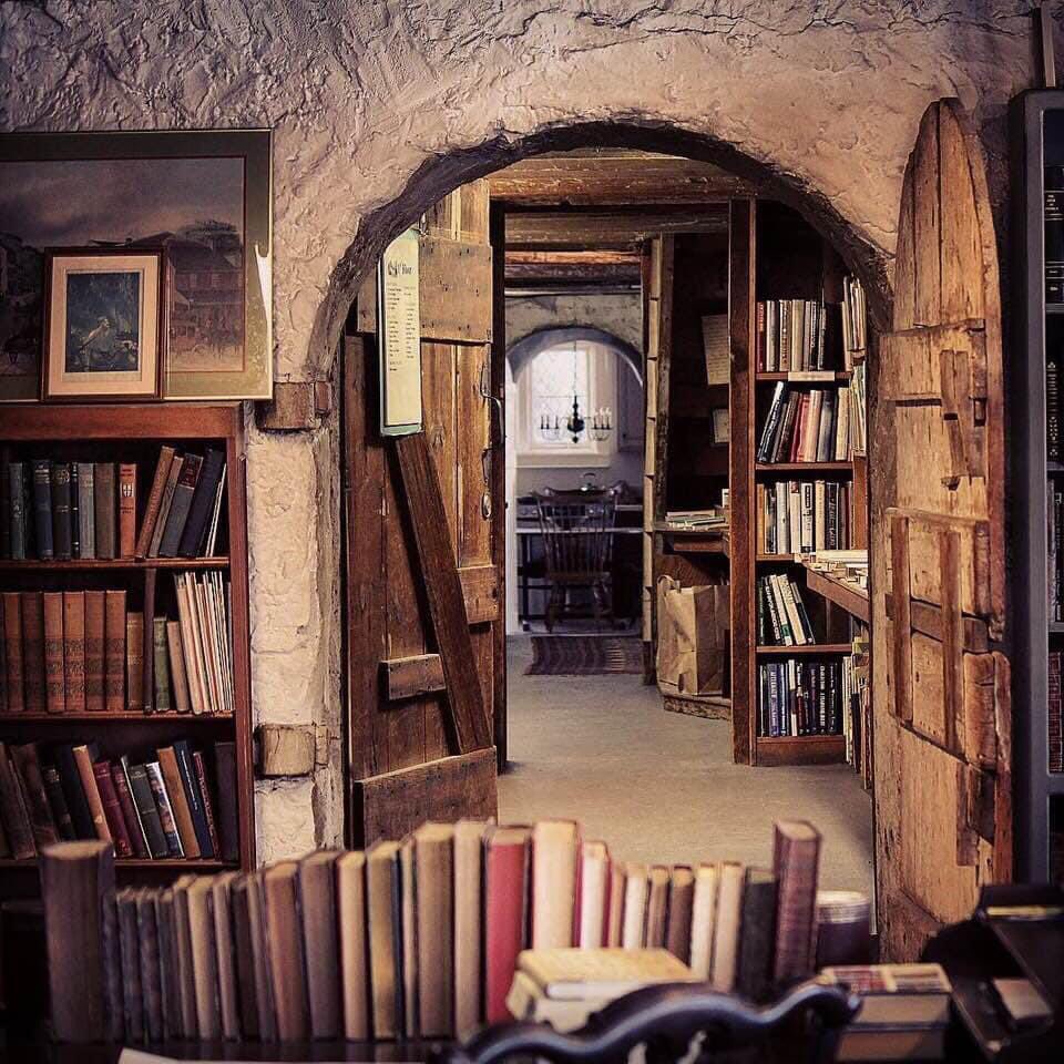 Paperbacks_Plus's tweet photo. ❤️📚
“The person, be it gentleman or lady, who has not pleasure in a good novel, must be intolerably stupid.” ~Jane Austen

“Baldwin's Historical Book Barn” (Five story barn built in 1820s with over 300,000 books) 

#pleasureinreading #agoodnovel #goodbook #JaneAusten #bookbarn https://t.co/IAe3e8fTXs