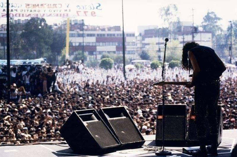 RenegadoRadio's tweet photo. Se cumplen 28 años del concierto de #Caifanes en la Explanada de la Delegación Venustiano Carranza.

"Organizado por Grupo Radio Centro, el concierto de Caifanes se anunció por estaciones de radio como 97.7, se subrayó que sería gratuito, por lo que se esperaba una afluencia mayor a los cuatro precedentes.

Caifanes estaba en su apogeo, las canciones de su disco "El Nervio del Volcán" eran tema generacional, meses antes habían sido teloneros de los Rolling Stones en el Foro Sol, sus conciertos aseguraban llenos, pero los precios eran prohibitivos para una gran mayoría de jóvenes desempleados o que vivían las carencias de la crisis del 94. Para asegurarse un lugar en primera fila, fanáticos del grupo se instalaron desde la noche del sábado en la explanada, muchos otros llegaron a primera hora del día y otros más tres horas previas a lo anunciado.

Programado para las doce del día, el concierto inició una hora antes, esto debido a las protestas del público que ante el calor agobiante exigía la presencia del grupo de rock. Para este momento, la asistencia se calculó en 40 mil personas. Caifanes salió al escenario y abrió con "¿Será por eso?", Saúl Hernández usaba un pantalón estampado como piel de leopardo. La muchedumbre entonó la canción bajo un sol de justicia. Le siguió "Aquí no es así" y "Los dioses ocultos". Los vendedores ambulantes hicieron su agosto, ofrecían: gorras, posters, botones, fotografías del grupo, refrescos, tortas, paletas, tacos y aguas frescas. Las tiendas de los alrededores vendieron cervezas, dos stands de las refresqueras de cola también ofrecieron sus productos en botella de vidrio.

Después se tocó "Pero nunca me caí", grupos de jóvenes llegaban caminando por la avenida Francisco del Paso y Troncoso y generaban caos vial, pues las autoridades delegacionales no cerraron la circulación. 

El grupo continuó con "El comunicador", la multitud saltaba, apretaba, empujaba y se sofocaba. Los bomberos aparecieron y lanzaron chorros de agua, jovencitas se insolaron y desmayaron. Enseguida tocaron "No dejes que..." y "Estás dormida", mientras los jóvenes recién llegados empujaban y se arremolinaban en un intento de adelantar lugares. Otros buscaron sofocar el calor bebiendo cerveza.

También cantaron "Miedo", "Piedra", "La célula que explota", pero para estos momentos el concierto se tornó peligroso. Una valla ciclónica cayó sobre la multitud lesionando a varios jóvenes, los seguidores seguían llegando y algunos exaltados comenzaron a lanzar las botellas de cerveza y de refresco al escenario, pero la mayoría le cayó al público de las primeras filas, descalabrando y contusionando a cerca de 80 personas. El vocalista pedía calma a la asistencia. Ante el desorden y como en el 2 de octubre, dos helicópteros de la Secretaria de Seguridad Pública sobrevolaron la zona, un refuerzo de 200 granaderos apareció ante las rechiflas de los jóvenes. "Cuéntame tu vida" y "Nubes" fue la música de esas acciones.

Caifanes cerró con "Afuera". Por su parte, los socorristas del ERUM y de la Cruz Roja no se dieron abasto ante los lesionados y desmayados.

Saúl Hernández se despidió con un: "gracias, adiós raza". La rechifla fue general y el clásico: "otra, otra" se dejó escuchar. El grupo regresó y entonó "Viento". Al dar por terminado el concierto a las 12: 30, la multitud respondió con el más clásico: "Culeros", "Culeros". La lluvia de botellas de vidrio se intensificó, la multitud formó grupos y los más radicales buscaron bronca a la policía. Un grupo encontró la camioneta del Grupo Radio Centro, que transmitió el concierto en vivo. Los jóvenes le lanzaron piedras, la golpearon, la voltearon, desvalijaron y quemaron. Lo mismo le sucedió a tres patrullas de la policía, aunque la turba no pudo incendiar dos de ellas. Desde el helicóptero se lanzaron bombas lacrimógenas, algunos detuvieron un camión de tabiques y con ellos apedrearon a los vehículos que transitaban por las avenidas circundantes.

Con los tabiques, la banda también destruyó un banco cercano, saquearon comercios y causaron daños a vehículos particulares. Fuertes en número, jóvenes y granaderos se enfrentaron a pedradas en las zonas aledañas. Replegados, los revoltosos siguieron causando destrozos, mientras la autoridad golpeó y robó a los detenidos. Finalmente se consignó a 17 hombres de los 107 encarcelados originalmente. El gobierno del Departamento del Distrito Federal anunció la prohibición de conciertos gratuitos al aire libre. Radio Centro y la Delegación Venustiano Carranza también avisaron de la cancelación del concierto de Bronco, programado para el siguiente domingo. En rueda de prensa, el delegado culpó a jóvenes de Iztapalapa y Ciudad Nezahualcóyotl como los responsables y a Caifanes por tocar poco tiempo".

¿Quién estuvo?