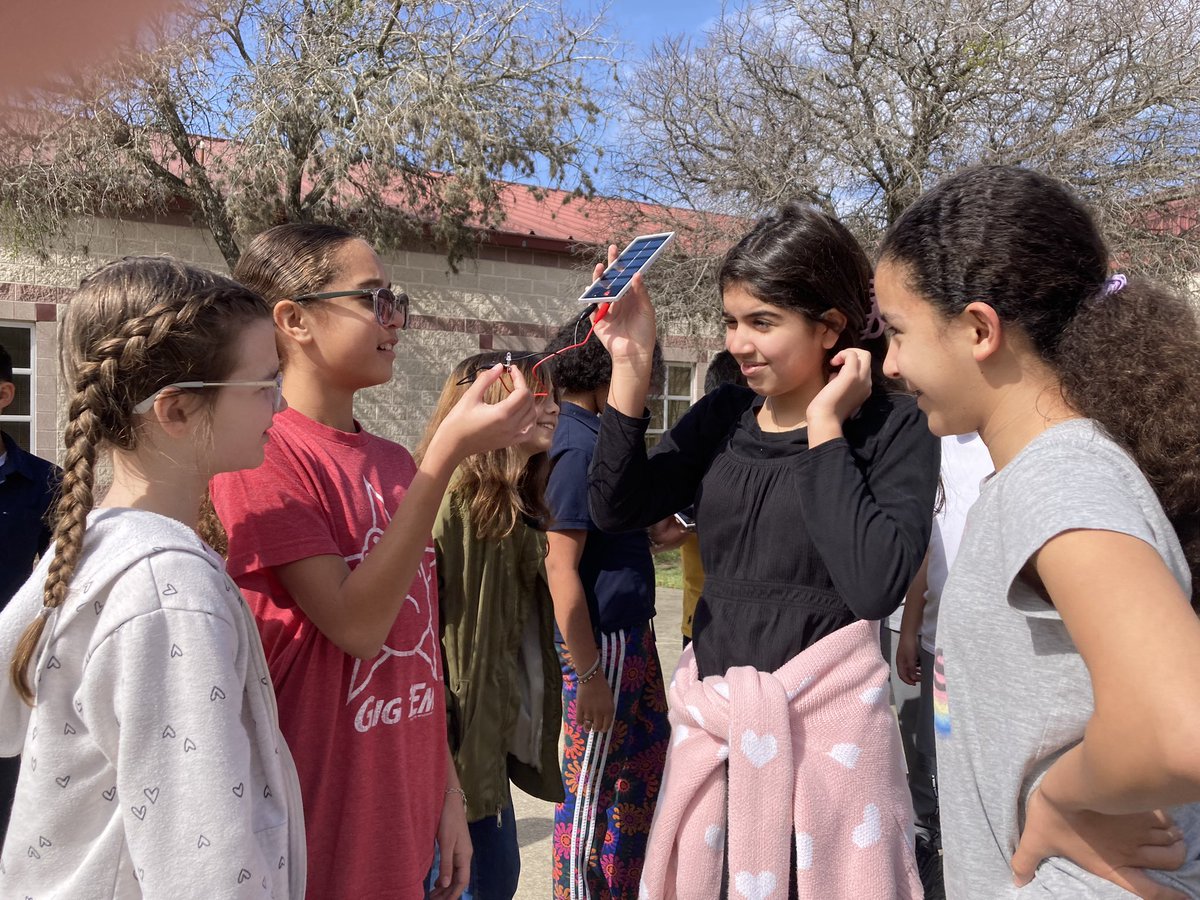 GracefulSTEM's tweet photo. 🎵Here comes the sun. 🎶 5th grade exploring solar power. They measured the voltage and tried to power an LED light and motor. #RabaSTEM @NISDSTEMLabs @PaxPatLearning https://t.co/coUjNAyD2x