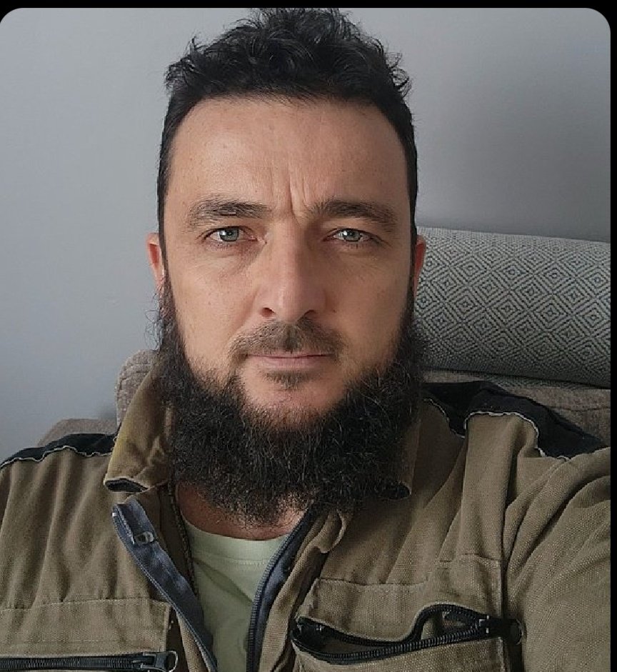brlstr1's tweet photo. Orçun Maviş, sokak köpeğini çocuğunu ısırdığını iddia ederek uyurken gözlerinden vurarak öldürdü. 

O köpeğin ısırdığına dair belge veya kamera kaydı gösteremedi. 

İddia ettiği saldırı ile köpeği öldürme zamanlarının da farklı olduğunu söyleniyor. 

Daha sonra Atatürk'e hakaretten gözaltına alınarak serbest bırakılmıştı. 

Mahkeme zorunluluk hali sınırları içerisinde olduğunu gerekçe göstererek beraat kararı verdi.

Katledilecek her hayvanın sorumlusu Hakiminizdir. @yilmaztunc
#HayvanHaklarıAnayasaya