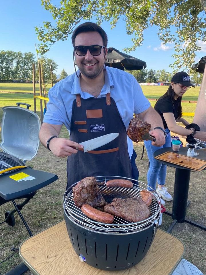 Disfrutemos juntos de un rico asado 🥩😎?? 
Los mejores cortes de carnes premium y accesorios parrilleros los encuentras en la @lacarneriacl 👌🏼.