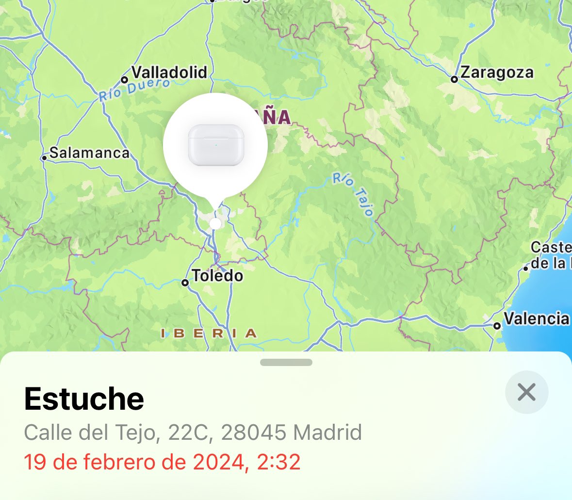 Hola <a href="/AirNostrumLAM/">AIR NOSTRUM L.A.M.</a> <a href="/Iberia/">Iberia</a> 
He olvidado el estuche de los AirPods en uno de vuestros aviones en vuelo no comercial.
Lo he reclamado y me dicen que vuestro personal de azafatas/limpieza no lo ha encontrado. Pero aparece en la c/del Tejo 22 de Madrid📍
Me ayudáis a encontrarlo? 🙏