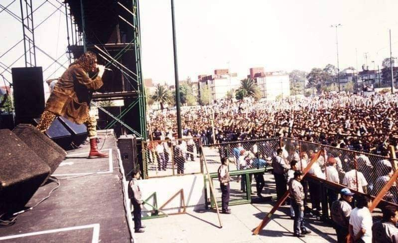 RenegadoRadio's tweet photo. Se cumplen 28 años del concierto de #Caifanes en la Explanada de la Delegación Venustiano Carranza.

"Organizado por Grupo Radio Centro, el concierto de Caifanes se anunció por estaciones de radio como 97.7, se subrayó que sería gratuito, por lo que se esperaba una afluencia mayor a los cuatro precedentes.

Caifanes estaba en su apogeo, las canciones de su disco "El Nervio del Volcán" eran tema generacional, meses antes habían sido teloneros de los Rolling Stones en el Foro Sol, sus conciertos aseguraban llenos, pero los precios eran prohibitivos para una gran mayoría de jóvenes desempleados o que vivían las carencias de la crisis del 94. Para asegurarse un lugar en primera fila, fanáticos del grupo se instalaron desde la noche del sábado en la explanada, muchos otros llegaron a primera hora del día y otros más tres horas previas a lo anunciado.

Programado para las doce del día, el concierto inició una hora antes, esto debido a las protestas del público que ante el calor agobiante exigía la presencia del grupo de rock. Para este momento, la asistencia se calculó en 40 mil personas. Caifanes salió al escenario y abrió con "¿Será por eso?", Saúl Hernández usaba un pantalón estampado como piel de leopardo. La muchedumbre entonó la canción bajo un sol de justicia. Le siguió "Aquí no es así" y "Los dioses ocultos". Los vendedores ambulantes hicieron su agosto, ofrecían: gorras, posters, botones, fotografías del grupo, refrescos, tortas, paletas, tacos y aguas frescas. Las tiendas de los alrededores vendieron cervezas, dos stands de las refresqueras de cola también ofrecieron sus productos en botella de vidrio.

Después se tocó "Pero nunca me caí", grupos de jóvenes llegaban caminando por la avenida Francisco del Paso y Troncoso y generaban caos vial, pues las autoridades delegacionales no cerraron la circulación. 

El grupo continuó con "El comunicador", la multitud saltaba, apretaba, empujaba y se sofocaba. Los bomberos aparecieron y lanzaron chorros de agua, jovencitas se insolaron y desmayaron. Enseguida tocaron "No dejes que..." y "Estás dormida", mientras los jóvenes recién llegados empujaban y se arremolinaban en un intento de adelantar lugares. Otros buscaron sofocar el calor bebiendo cerveza.

También cantaron "Miedo", "Piedra", "La célula que explota", pero para estos momentos el concierto se tornó peligroso. Una valla ciclónica cayó sobre la multitud lesionando a varios jóvenes, los seguidores seguían llegando y algunos exaltados comenzaron a lanzar las botellas de cerveza y de refresco al escenario, pero la mayoría le cayó al público de las primeras filas, descalabrando y contusionando a cerca de 80 personas. El vocalista pedía calma a la asistencia. Ante el desorden y como en el 2 de octubre, dos helicópteros de la Secretaria de Seguridad Pública sobrevolaron la zona, un refuerzo de 200 granaderos apareció ante las rechiflas de los jóvenes. "Cuéntame tu vida" y "Nubes" fue la música de esas acciones.

Caifanes cerró con "Afuera". Por su parte, los socorristas del ERUM y de la Cruz Roja no se dieron abasto ante los lesionados y desmayados.

Saúl Hernández se despidió con un: "gracias, adiós raza". La rechifla fue general y el clásico: "otra, otra" se dejó escuchar. El grupo regresó y entonó "Viento". Al dar por terminado el concierto a las 12: 30, la multitud respondió con el más clásico: "Culeros", "Culeros". La lluvia de botellas de vidrio se intensificó, la multitud formó grupos y los más radicales buscaron bronca a la policía. Un grupo encontró la camioneta del Grupo Radio Centro, que transmitió el concierto en vivo. Los jóvenes le lanzaron piedras, la golpearon, la voltearon, desvalijaron y quemaron. Lo mismo le sucedió a tres patrullas de la policía, aunque la turba no pudo incendiar dos de ellas. Desde el helicóptero se lanzaron bombas lacrimógenas, algunos detuvieron un camión de tabiques y con ellos apedrearon a los vehículos que transitaban por las avenidas circundantes.

Con los tabiques, la banda también destruyó un banco cercano, saquearon comercios y causaron daños a vehículos particulares. Fuertes en número, jóvenes y granaderos se enfrentaron a pedradas en las zonas aledañas. Replegados, los revoltosos siguieron causando destrozos, mientras la autoridad golpeó y robó a los detenidos. Finalmente se consignó a 17 hombres de los 107 encarcelados originalmente. El gobierno del Departamento del Distrito Federal anunció la prohibición de conciertos gratuitos al aire libre. Radio Centro y la Delegación Venustiano Carranza también avisaron de la cancelación del concierto de Bronco, programado para el siguiente domingo. En rueda de prensa, el delegado culpó a jóvenes de Iztapalapa y Ciudad Nezahualcóyotl como los responsables y a Caifanes por tocar poco tiempo".

¿Quién estuvo?