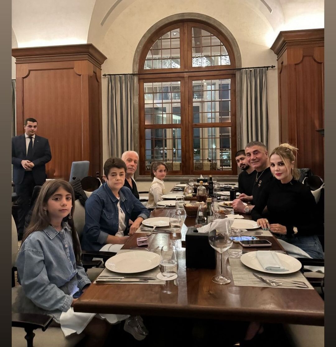 Nesrin K. (@nesrinkarakucuk) on Twitter photo “Dünya kadar derdin olsa bile seni seven bir ailen varsa sıkıntılarını umursama...
Çünkü AİLE bu hayattaki her şeye bedeldir.”
AİLE HERŞEYDİR 🧿
<a href="/sedat_peker/">Sedat Peker</a> #SedatPeker “Dünya kadar derdin olsa bile seni seven bir ailen varsa sıkıntılarını umursama...
Çünkü AİLE bu hayattaki her şeye bedeldir.”
AİLE HERŞEYDİR 🧿
<a href="/sedat_peker/">Sedat Peker</a> #SedatPeker