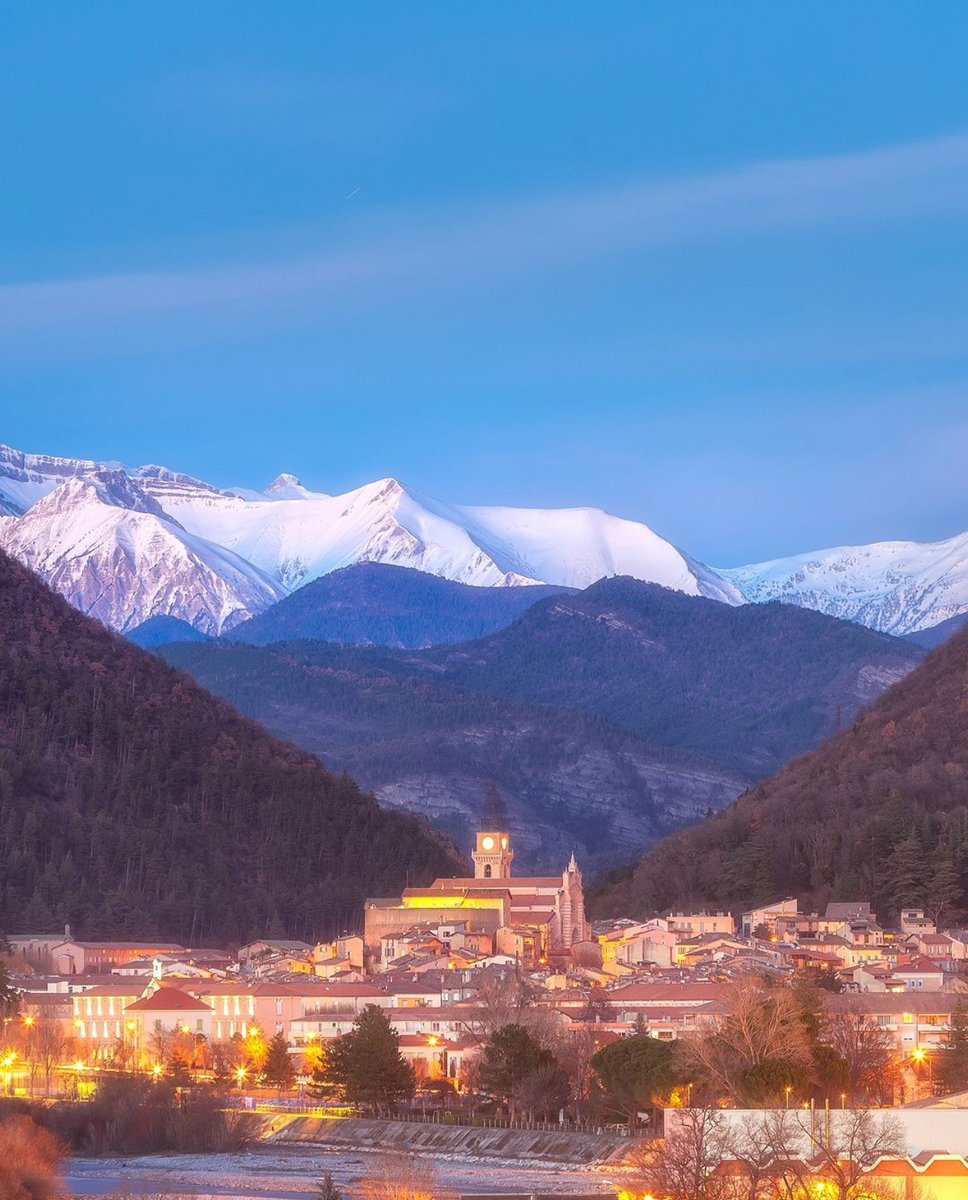 🌛L'heure bleue sur Digne-les-Bains... C'est beau non ? 

📸 @adriennoat_photographie