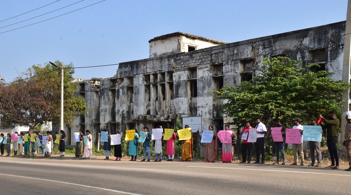 TamilGuardian's tweet photo. 🚨Schoolgirl raped and murdered in Mannar, locals launch protest

Protests have been held in Thailaimannar by residents calling for justice to be delivered in the case of 10-year-old Yasi Warnakulasuriya who was raped and murdered, 300 meters away from her home in Urmanani.

Read more ⬇️

https://t.co/Ixkfwvn6Se