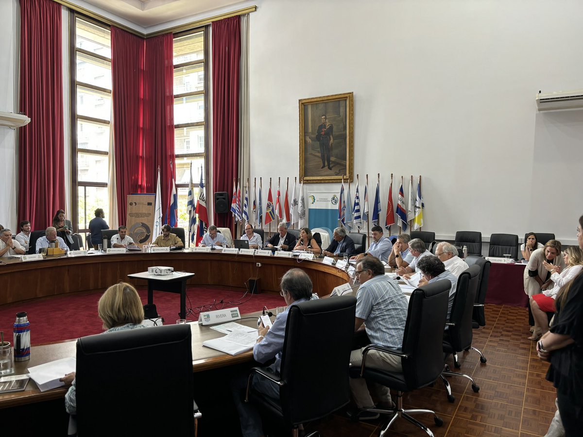 Hoy en sesión de <a href="/cintendentesuy/">Congreso de Intendentes</a> procedimos con la firma de un convenio entre OPP, Intendencias y Municipios. <a href="/CasupaMunicipio/">MunicipioCasupa</a> Recibe $200.000 para el desarrollo económico territorial.