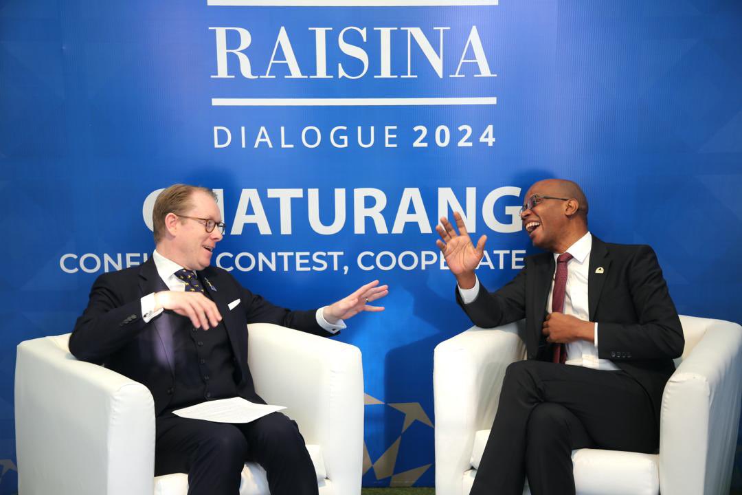 Even a short meeting in the marginal of @raisinadialogue can be substantive and fun! Sweden’s Minister for Foreign Affairs @TobiasBillstrom and his counterpartner from Tanzania @JMakamba. 🇸🇪 🤝 🇹🇿
