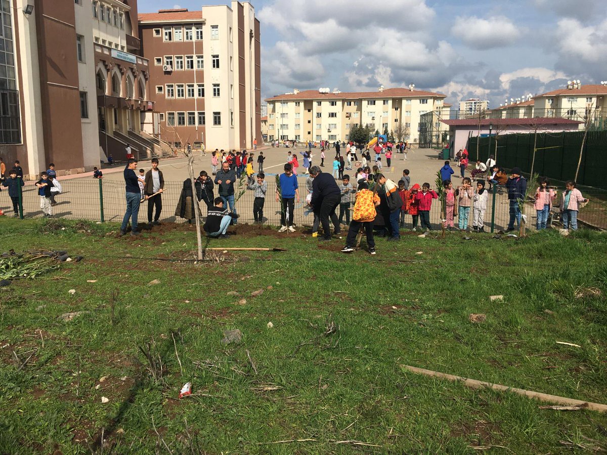 <a href="/Diyarbakirmem/">Diyarbakır İl Millî Eğitim Müdürlüğü</a> <a href="/kayapinarmem/">Kayapınar İlçe Millî Eğitim Müdürlüğü</a> <a href="/Kayahansubasi/">Kayahan Subaşı</a> <a href="/ronmer306/">Yılmaz Türk</a> 
Okulumuz peyzaj ve fidan dikme çalışmaları tüm hızıyla devam ediyor.Emegi geçen idareci,öğretmen ve öğrencilerimize teşekkür ederiz