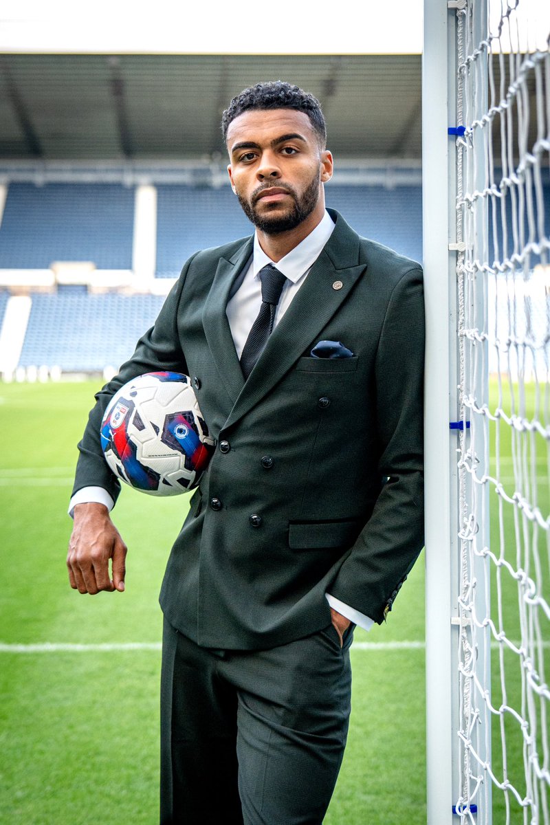 Raise the game with West Bromwich Albion’s Darnell Furlong and our Bromley double-breasted two-piece suit🙌 View and shop our latest WBA campaign here: marcdarcy.co.uk/pages/the-wba-… @WBA @DarnellFurlong