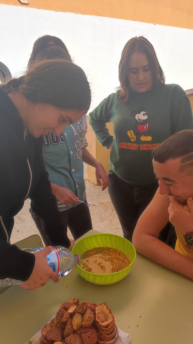 IESLomoH's tweet photo. ¡Una experiencia refrescante!
Hoy nuestro grupo de #PFPA realizó un #tallerculinario: elaboración de jugo de #maracuyá de nuestro #huerto del IES Lomo de La Herradura.
@GranCanariaJven @EducacionCan @educaciongob @Ayun_Telde #huertoescolar https://t.co/euGmJTlj6Y