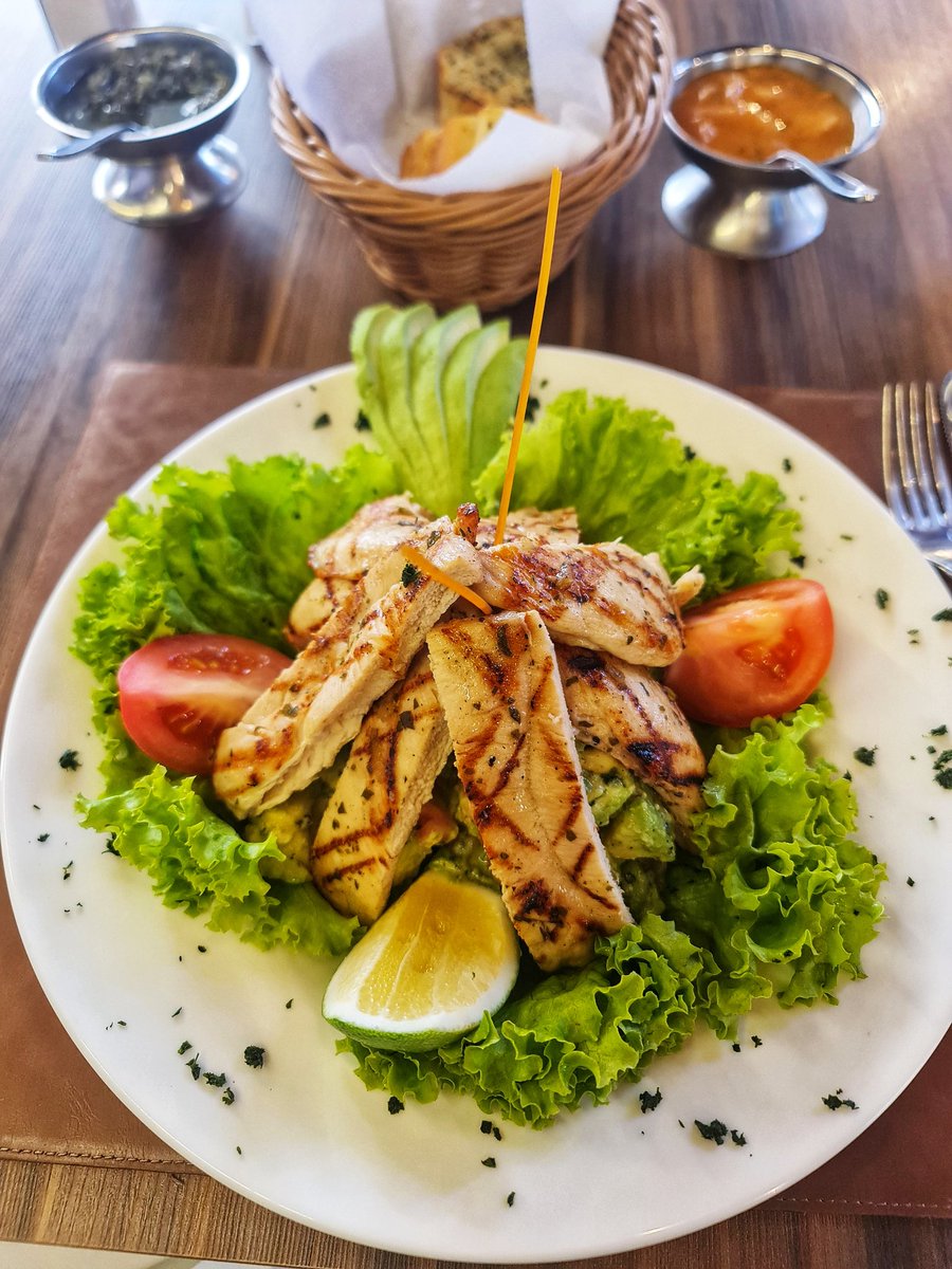 Estoy en #Quito  , probablemente la ensalada más sabrosa del mundo 🙂 . Restaurante Ali's