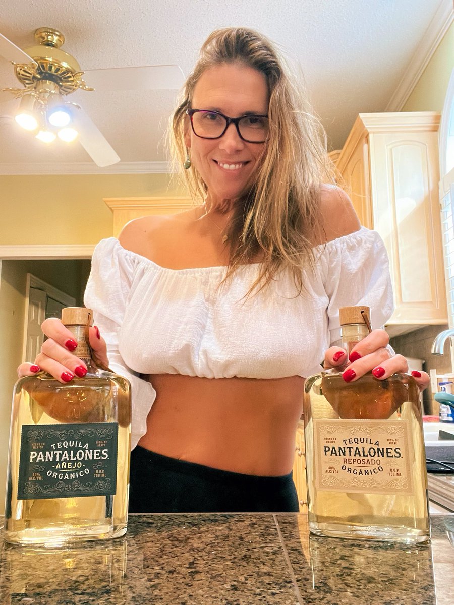 I love a good margarita.😜

Which Pantalone Tequila will you choose to make a margarita? 

Happy National Margarita Day. 😄
#MargaritaDay