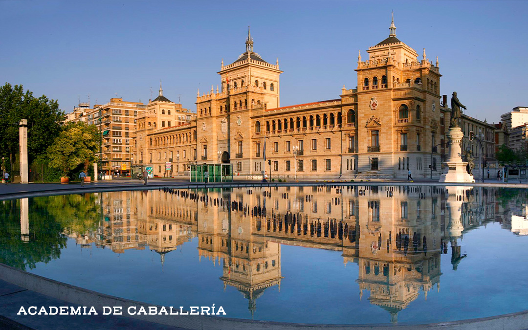 realvalladolid's tweet photo. 𝗖𝗮𝗺𝗽𝗼 𝗚𝗿𝗮𝗻𝗱𝗲:
Es parada obligatoria en Valladolid, un paseo perdiéndote por sus rincones, rodeado de pavos reales y ardillas, y salir por la Plaza Zorrilla con vistas a la Academia de Caballería no tiene precio. https://t.co/YqSDewM7CU