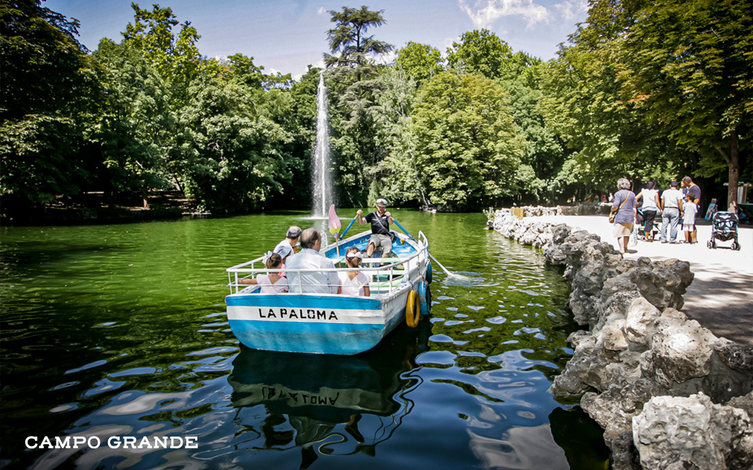realvalladolid's tweet photo. 𝗖𝗮𝗺𝗽𝗼 𝗚𝗿𝗮𝗻𝗱𝗲:
Es parada obligatoria en Valladolid, un paseo perdiéndote por sus rincones, rodeado de pavos reales y ardillas, y salir por la Plaza Zorrilla con vistas a la Academia de Caballería no tiene precio. https://t.co/YqSDewM7CU