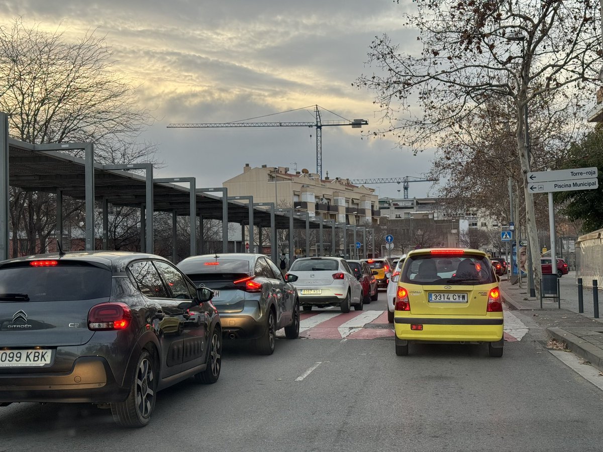 jorgedihe's tweet photo. Hola 👋 @ViladecansTweet . En esta rotonda en la avenida de la riera se ha reducido un carril al final y por las mañanas está montando unas colas que antes no había. Se debería  estudiar mejor esto porque ha originado un problema. Gracias https://t.co/rpvrB14hns