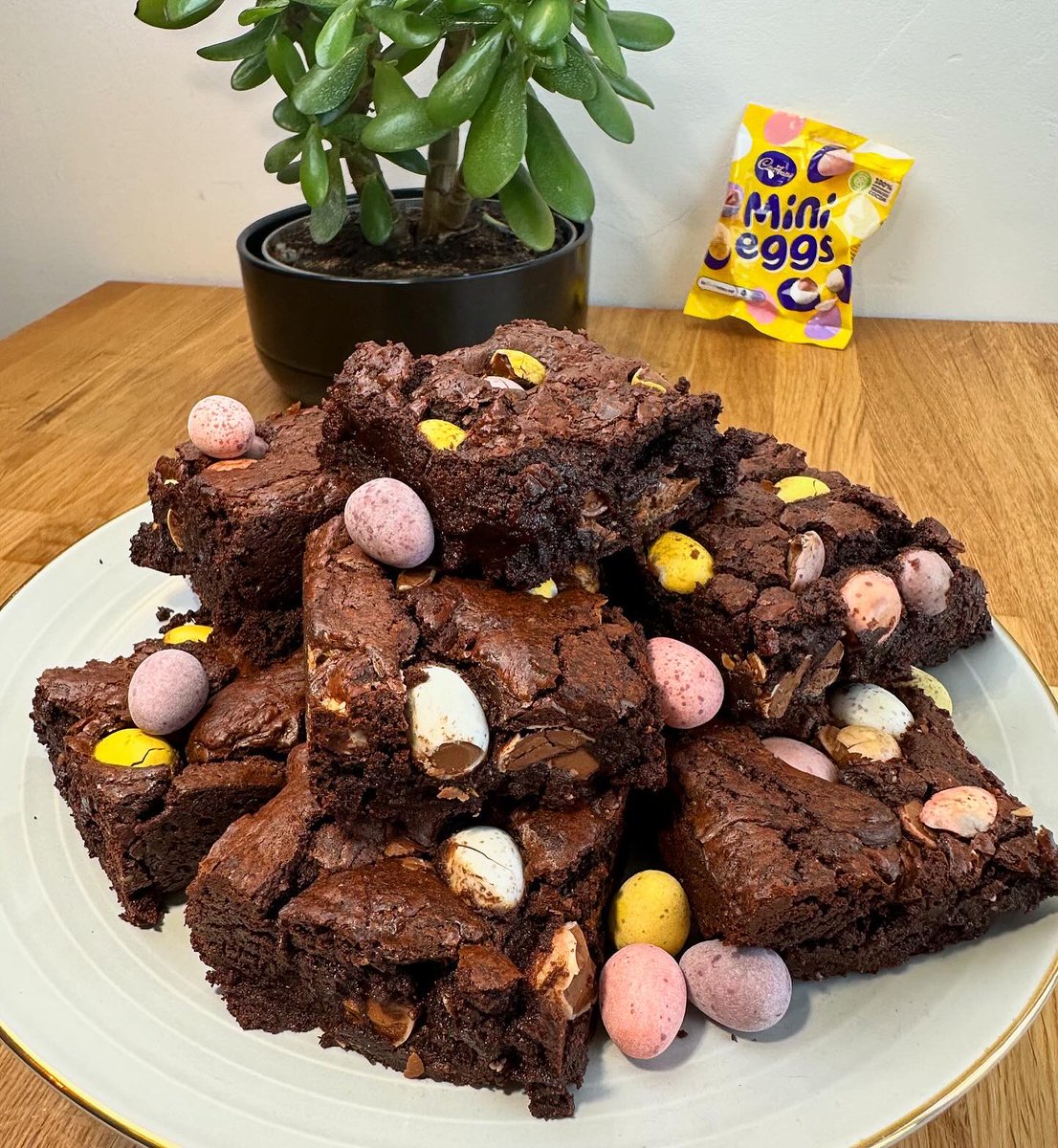Sharing the recipe for these Fudgy Mini Egg Brownies soon, the baby made me do it 🙈🤰 #easter #recipetreat #minieggs #brownies #easyrecipes #chocolatebrownies #treat #treats #chocolate #foodporn