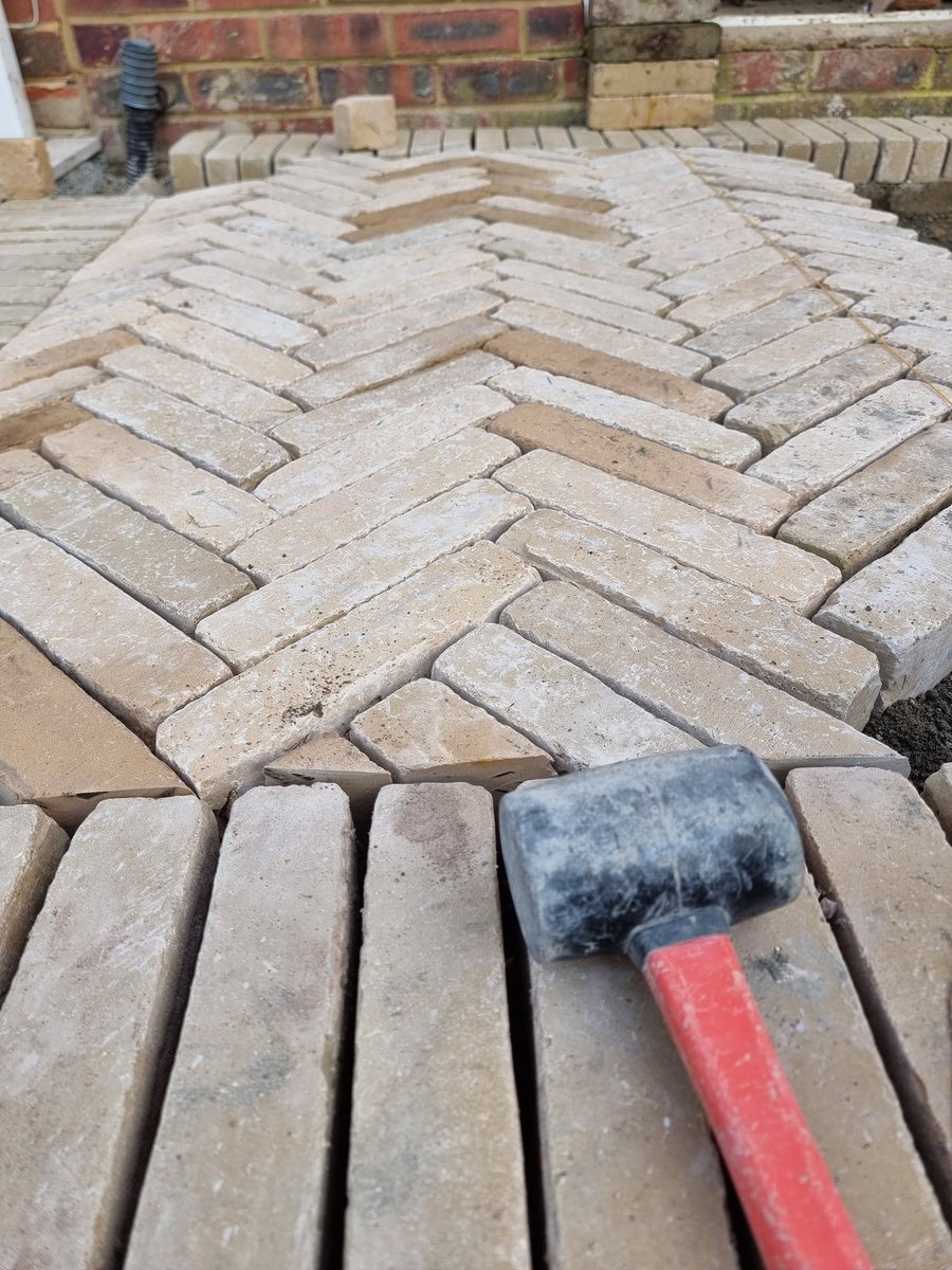 metalheron's tweet image. Herringbone Paving. TBC 
I don't just cook 😉
#WindowOnYourWorld
#MellowMagicDigital 
#EveningShow
@LynnParsonsUK