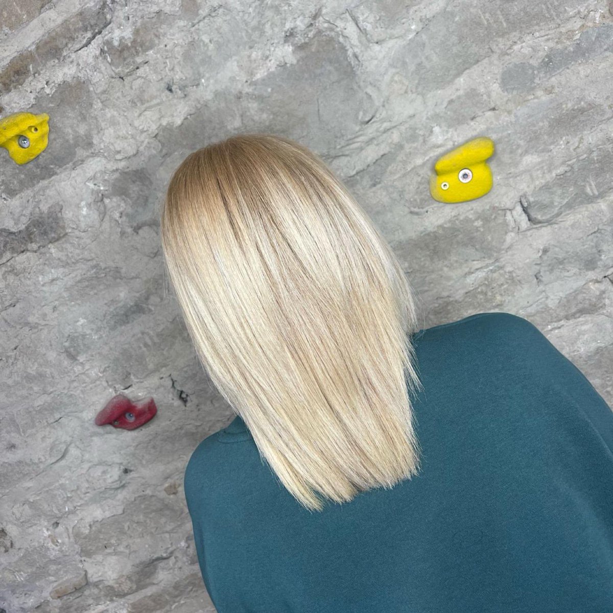 What a transformation 🤍 Sometimes we need a change and a big change! This beautiful colour was created by Annabelle in one appointment, it was planned, organised and executed. Get in touch to book an appointment now! #RubiesHairdressing #blonde #blondehair