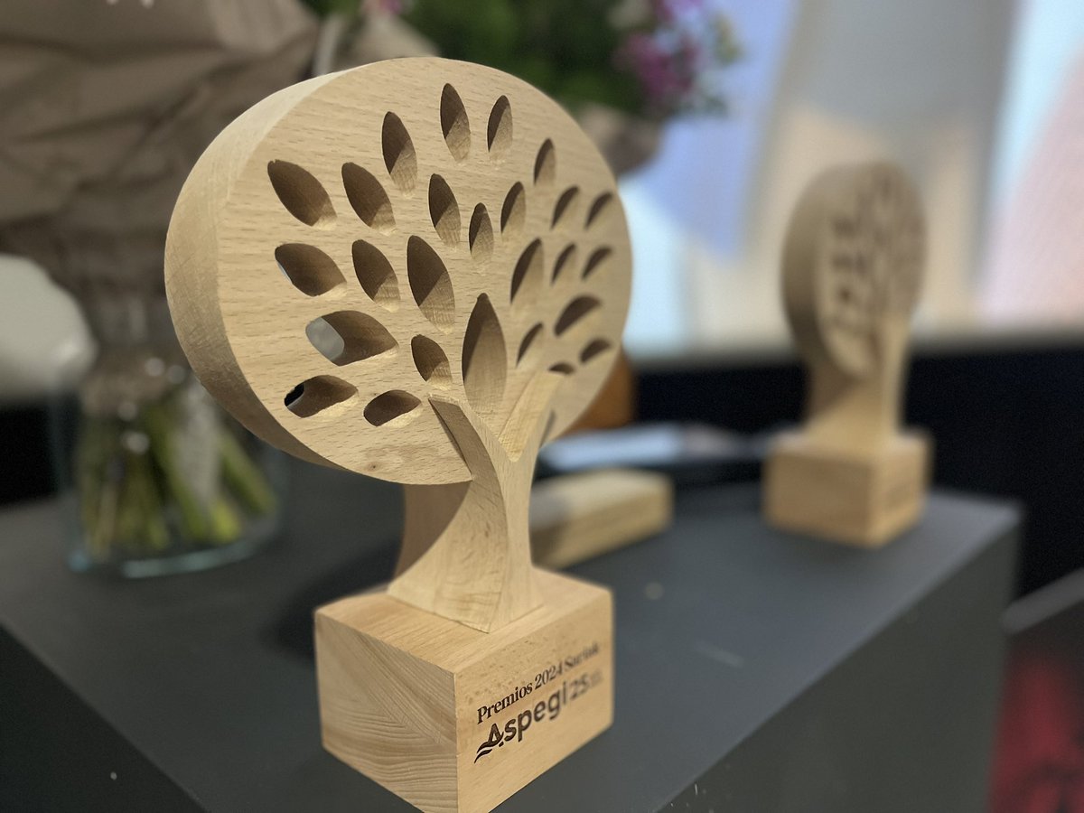 Asistimos a los premios <a href="/ASPEGI/">ASPEGI</a>, que este año distinguen a Pilar Mitxelena y Nerea Aranguren como referentes empresariales.
La socia dela firma Iñaki Bereciartua, en la categoría de Empresaria, y a la gerente del centro tecnológico Ideko, en la de Directiva.
Zorionak!