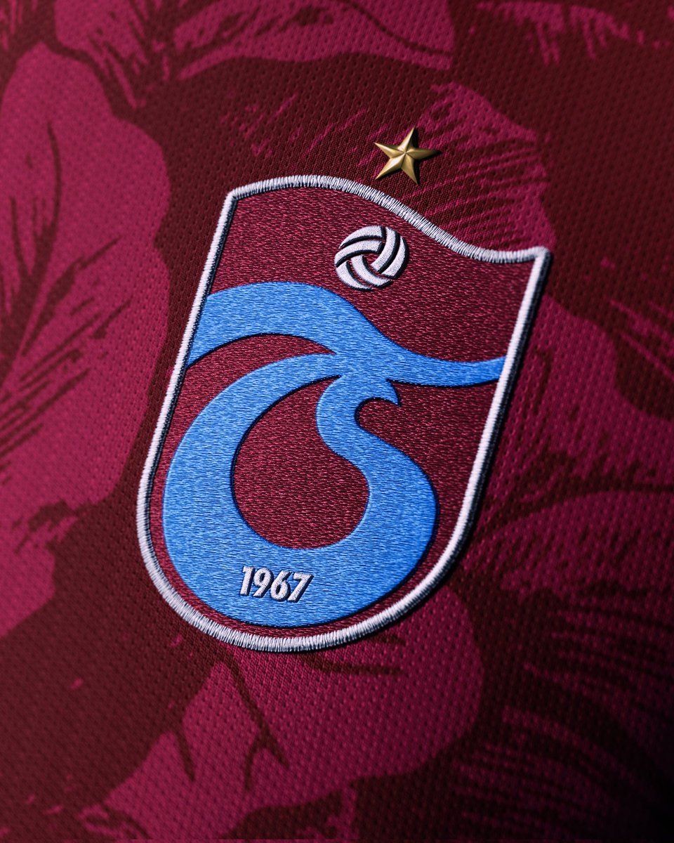 🤤 Trabzonspor için tasarlanan konsept forma.

@kits_by_samu × @Trabzonspor