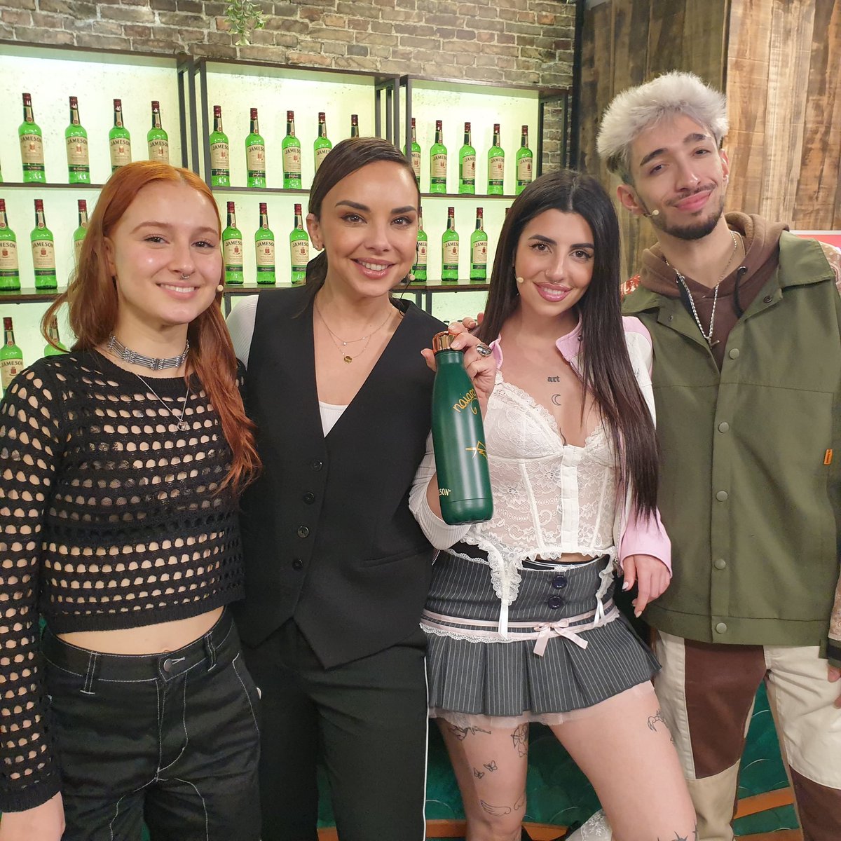 Jameson_es's tweet photo. 🍾Tss, tss ¡Que PUEDES GANAR esta BOTELLA GUAPÍSIMA y FIRMADA por  @laenedenaiara @PaulSThin y @ruslaaanaaa_! 

Para conseguirla: 
— Síguenos
— Haz RT
— Y explícanos la mayor locura que has hecho como fan, utilizando el hashtag #JamesonFinalistasOT https://t.co/p8YFqGNTyq