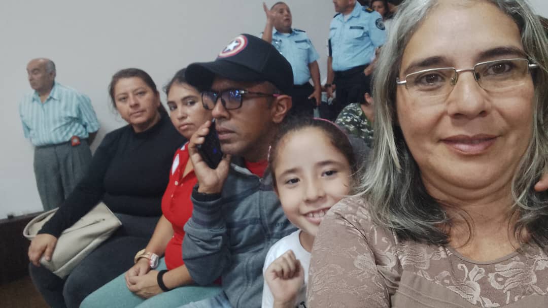 #22Febrero Movimiento de Maestros se hizo presente en el Liceo Simón Bolívar para la socialización y debate de las 7T, contando con la visita de nuestro Gobernador Freddy Bernal y la Primera Combatiente Karen Duran. #SoyComunicadorClap