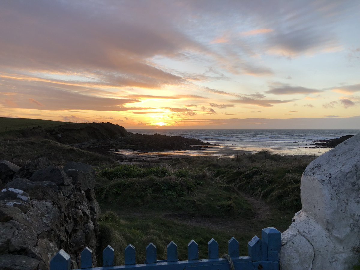 Making memories and remembering our dad who passed away last August. We would walk past this cottage to our special beach as children with our parents. Myself and my sister and have had a wonderful few days here. 🥰🥂🐾@AngleseyScMedia @bleddyn123 #Anglesey @cwo1983