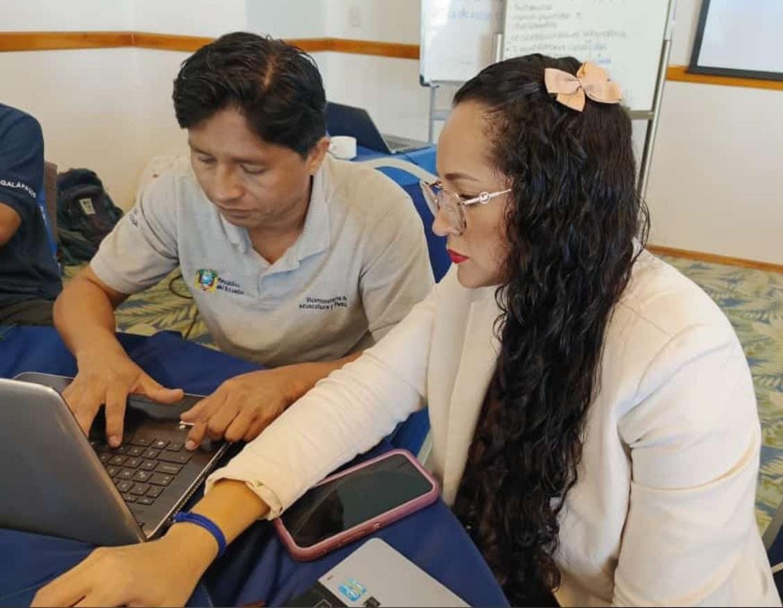 Produccion_Ecu's tweet photo. 📌Manta | Técnicos de @Produccion_Ecu participaron en el taller: métodos efectivos para determinar la capacidad de pesca en pesquerías que interactúan con tiburones; dentro del proyecto Habla Tiburón. El mismo fue dictado por científicos de la @DarwinFound, con apoyo de @WWF.🇪🇨🦈 https://t.co/tLvmxXMuvQ
