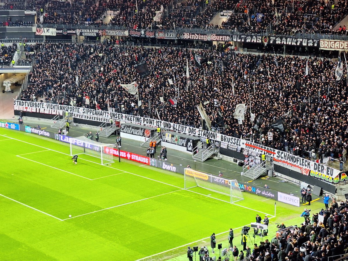 CMoffiziell's tweet photo. Die Fans der #SGE mit einem Gruß nach Belgien für die Umstände rund um das Auswärtsspiel in Anderlecht. #SGEUSG https://t.co/t5EYzWmnI0