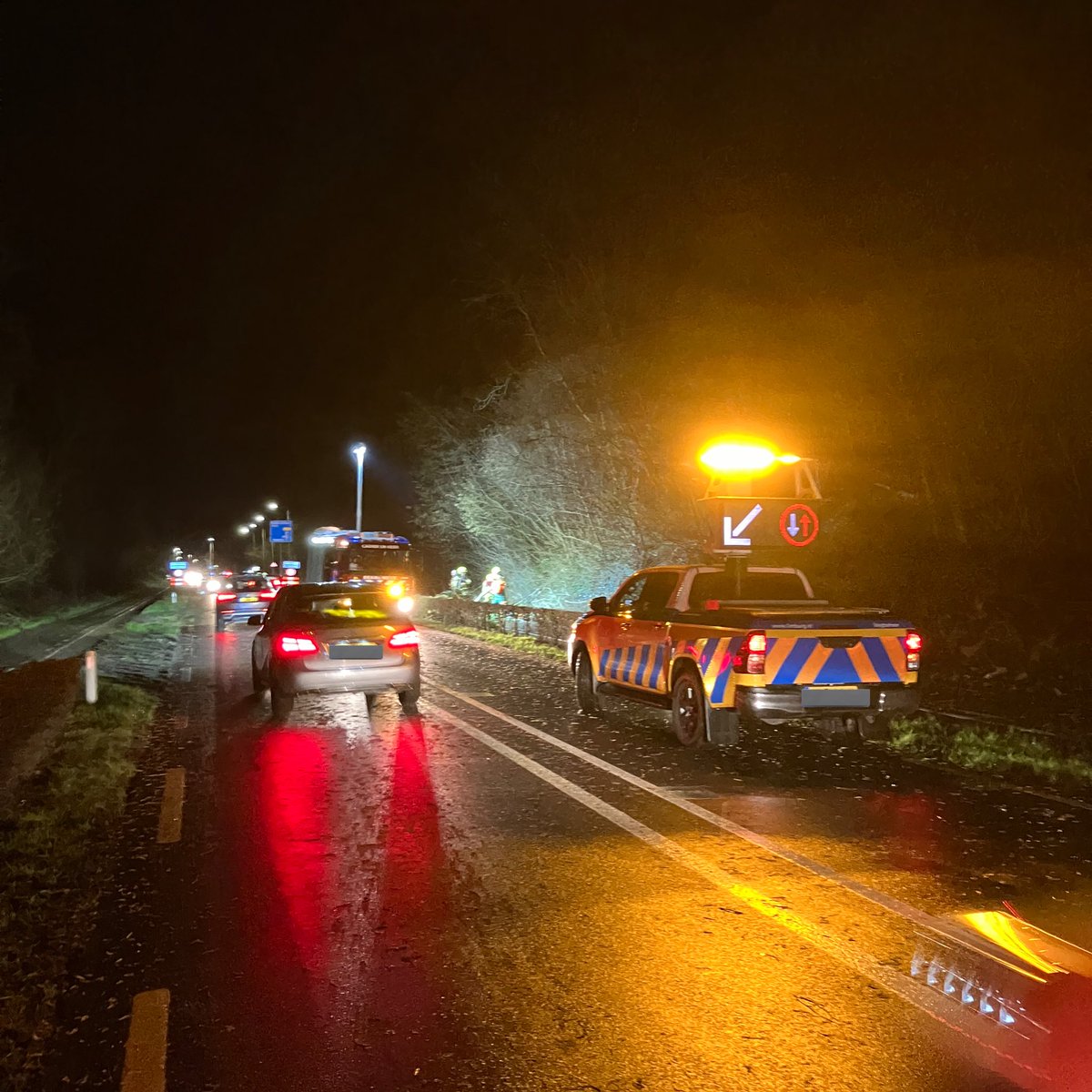 WIS_Limburg's tweet photo. Op de #N278 bij Cadier en Keer is een boom op de weg gewaaid. @brwzuidlimburg heeft de boom kleingemaakt. Ik wacht op de calamiteitenaannemer om de takken en boomstronk meteen te laten opruimen 🌳⚠️ ^Wis Joep #stormLouis https://t.co/353Q37CXCc
