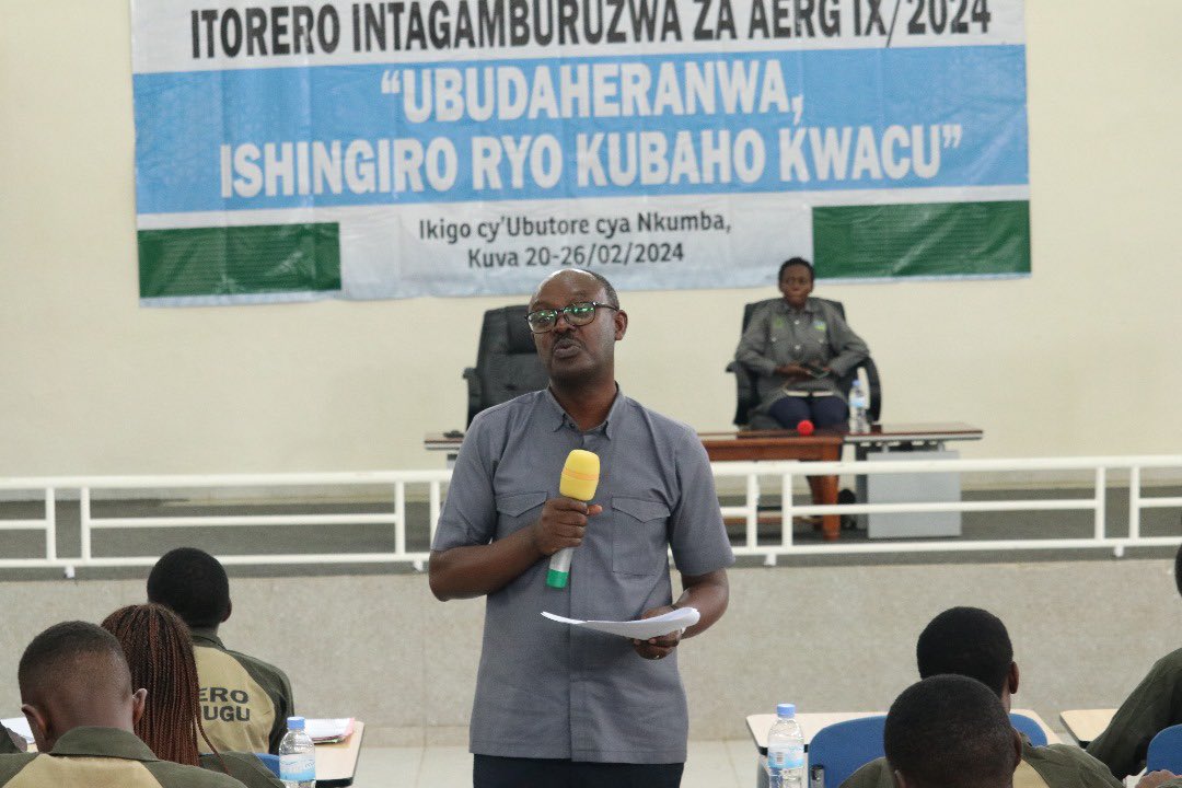 IBUKAYouth's tweet photo. Perizida wa @Ibuka_Rwanda , Dr @gakwenzirep yasabye intore gukomeza umutsi mu rwego rwo gukomera ku budaheranwa, kurinda amateka y’igihugu cyabo no guharanira iterambere ry’igihugu, ndetse bakarushaho kwihugura ku bumenyi bafite ku mateka y’igihugu cyabo.

#IntagamburuzwaIXAERG https://t.co/grO4uT9aNP
