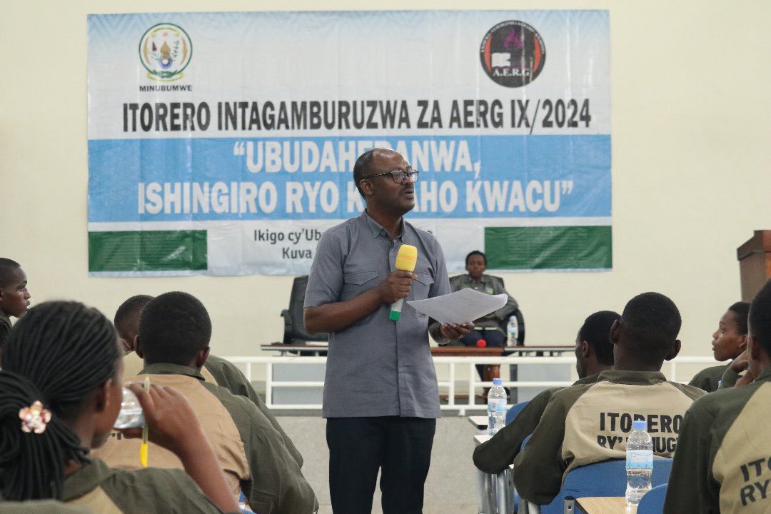 IBUKAYouth's tweet photo. Perizida wa @Ibuka_Rwanda , Dr @gakwenzirep yasabye intore gukomeza umutsi mu rwego rwo gukomera ku budaheranwa, kurinda amateka y’igihugu cyabo no guharanira iterambere ry’igihugu, ndetse bakarushaho kwihugura ku bumenyi bafite ku mateka y’igihugu cyabo.

#IntagamburuzwaIXAERG https://t.co/grO4uT9aNP