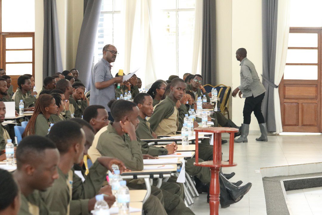 IBUKAYouth's tweet photo. Perizida wa @Ibuka_Rwanda , Dr @gakwenzirep yasabye intore gukomeza umutsi mu rwego rwo gukomera ku budaheranwa, kurinda amateka y’igihugu cyabo no guharanira iterambere ry’igihugu, ndetse bakarushaho kwihugura ku bumenyi bafite ku mateka y’igihugu cyabo.

#IntagamburuzwaIXAERG https://t.co/grO4uT9aNP