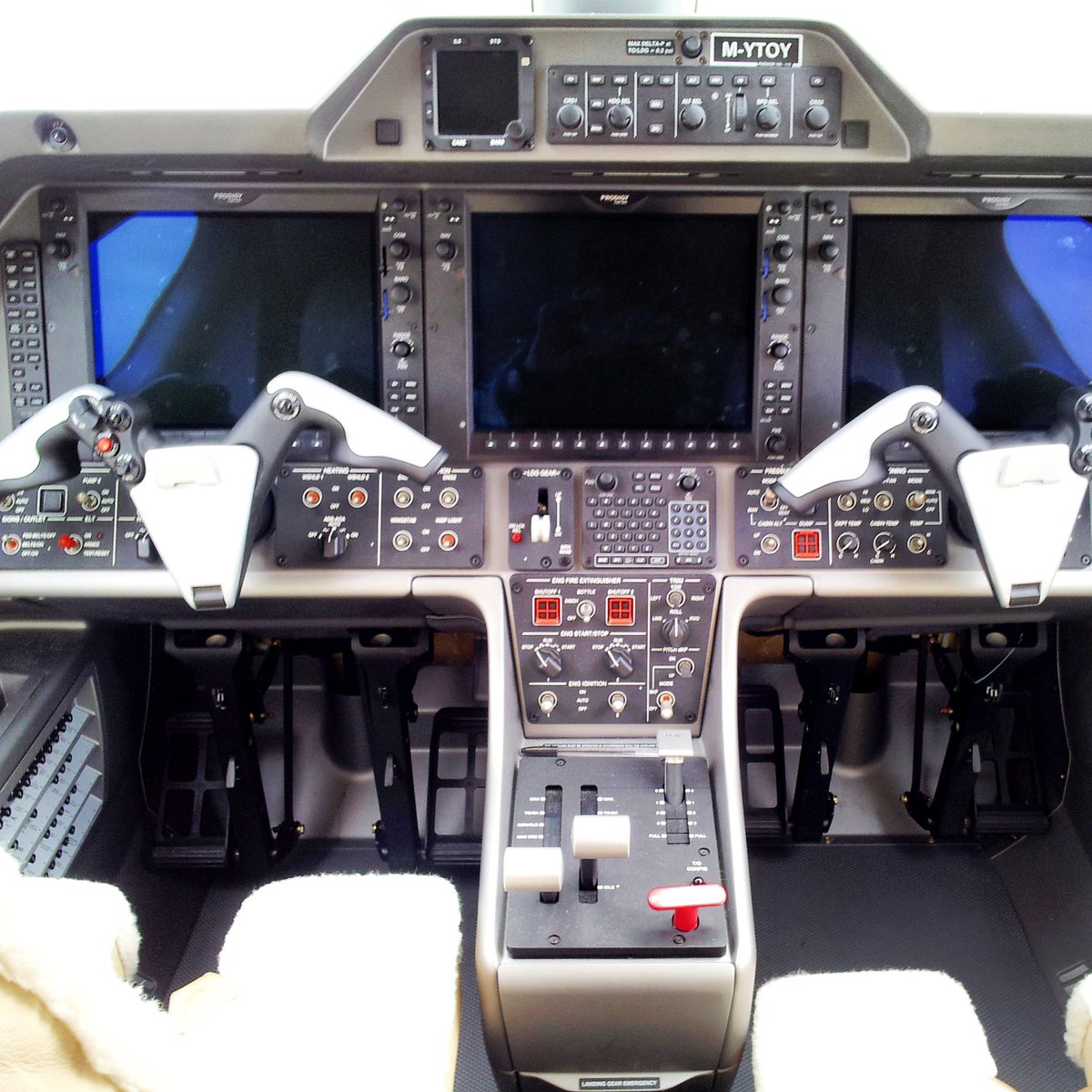 AviateAddict's tweet image. Which one do you fancy ? 

#Cockpit #PilotsofTwitter